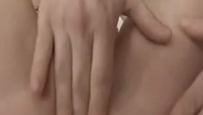 chuda laska jest posuwana przez duża pałkę na pieska