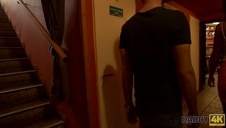 tatusia podnieca niegrzeczna córa