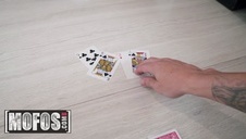 śmiało pozwala mu dotykać swoje naturalne piersi