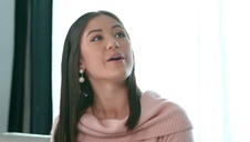 facet spogląda na jej boski dekolt