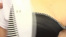 facet zabawia się z dwiema mamuśkami