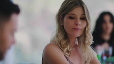 dobrał się do niej przy hotelowym basenie