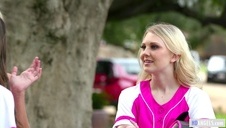 masuje swoim tyłeczkiem jego krocze