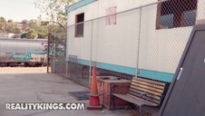 czarnowłosa i wytatuowana laska ujeżdża fiuta