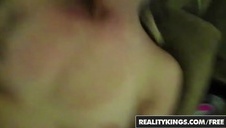 dziewczyna w masce ujeżdża silikonowego penisa