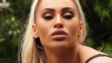 laska z luźnymi cycami ssie pałeczkę