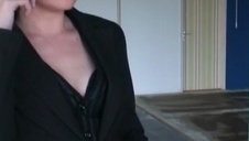 kobieta w taksówce masuje swoją piczkę