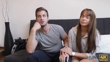 seks na plaży z wyśmienitą brunetką