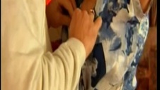 blondyna z kolczykami na cipie i cycach jest bardzo podniecona