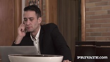 duży dryblas wchodzi w nią powoli