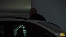 puszysta laseczka ujeżdża jego czarną pałkę