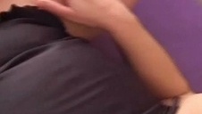 murzynek zapina rudą laskę i brunetkę