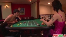 klęcząca mega silikonowa ssie sztywnego penisa