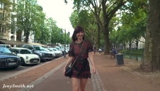 mamcia w okularach klęczy i ssie jego penisa