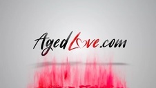 cycata blondynka pozuje na kanapie