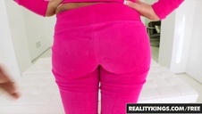 mamcia bawi się z córeczką