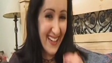 poderwał brunetkę na oralną zabawę