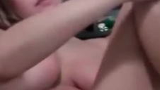 dziewczyna w czerwonej bieliźnie i brutalny seks