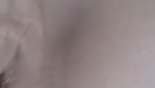 młoda azjatka robi loda na świeżym powietrzu