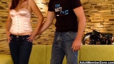 mega dobra laseczka w prześwitującej i różowej bieliźnie