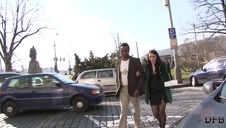 pokazuje swe skarby pod gołym niebem