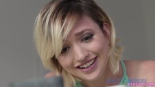 tatuś lubi nawilżać jej młode ciałko