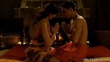 naturalnie krągła blondyneczka w różowym staniczku