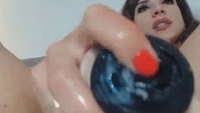 piękna brunetka ze sterczącymi sutkami bardzo go kręci