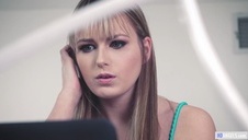 mały wibrator we włochatej pipce