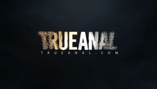 gorąca erica naoliwia swoje ciałko