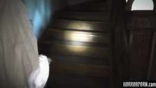 boska blondynka dogadza sobie na biurku analnymi kulkami