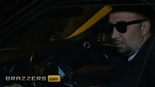 ściska mocno jego fiuta i go ssie