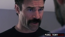 z uwagą przyglądają się jej cipce