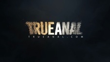 zasłania oczka gdy spuszcza się jej na buźkę