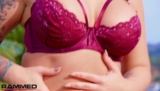 starszy pan posuwa młodą i szczupłą suczkę