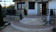 fioletowe dildo w dłoni lesbijki