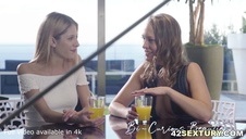 seksik z chudą nastolatką na krześle