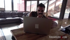 czarnowłosa porno gwiazda liże jej stopy