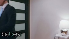 anastasia bawi się butelką