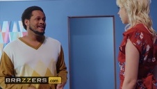 blondynka pozuje w bieliźnie