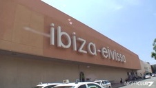 brunetka z wielkimi cyckami rozbiera się przed kamerką