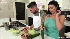 pulchna emo okularnica z wielkim biustem