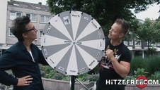 wsadziła mu swoje cycki do auta przez okno
