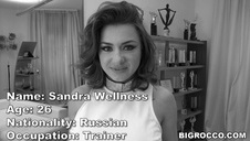 niunia w pończochach wypina się przed facetem