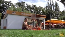 pulchna laska pieści się swoimi cycami