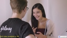 cassie clarke w seksownej czarnej bieliźnie pali fajkę