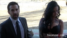 rozpalone laseczki tańczą na imprezie