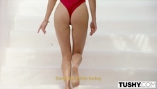 pokojówka zabawia się z nim