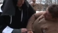 ruda mamusia ciągnie czekoladowego penisa w pozycji 69