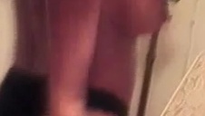 dwie dojrzałe panienki liżą jego młodego fiuta